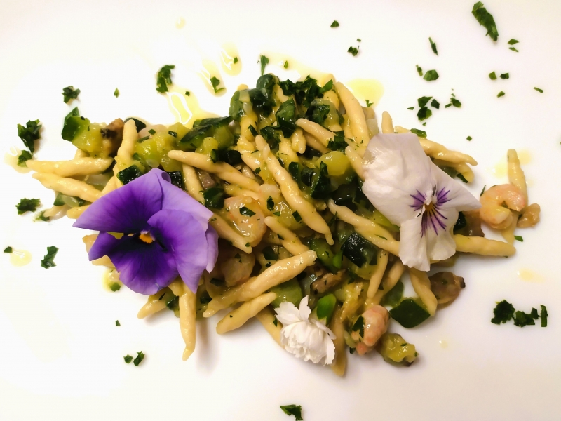 Fantasia di Gamberi, Vongole e Zucchine con brodo di pesce