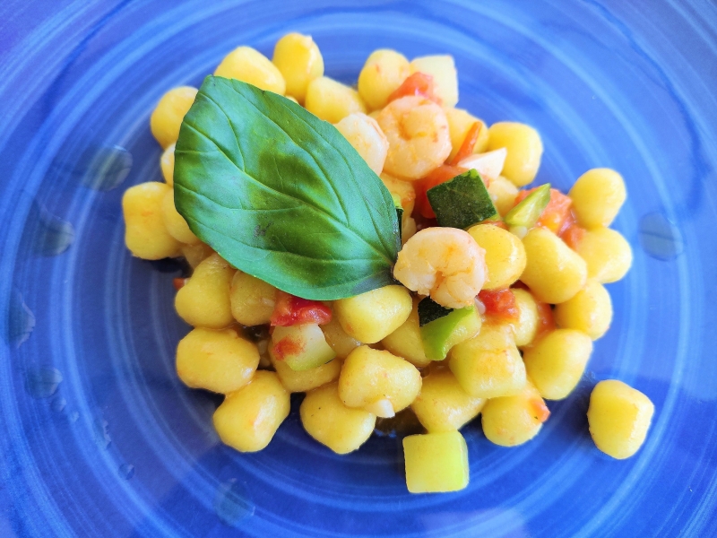 Gnocchi gamberi, zucchine e pomodori