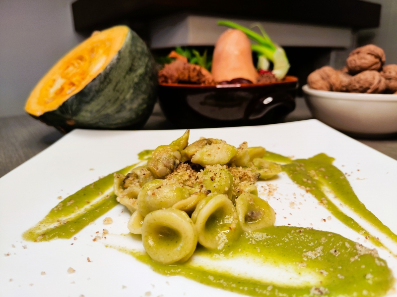 Orecchiette vongole, broccoli e noci tostate